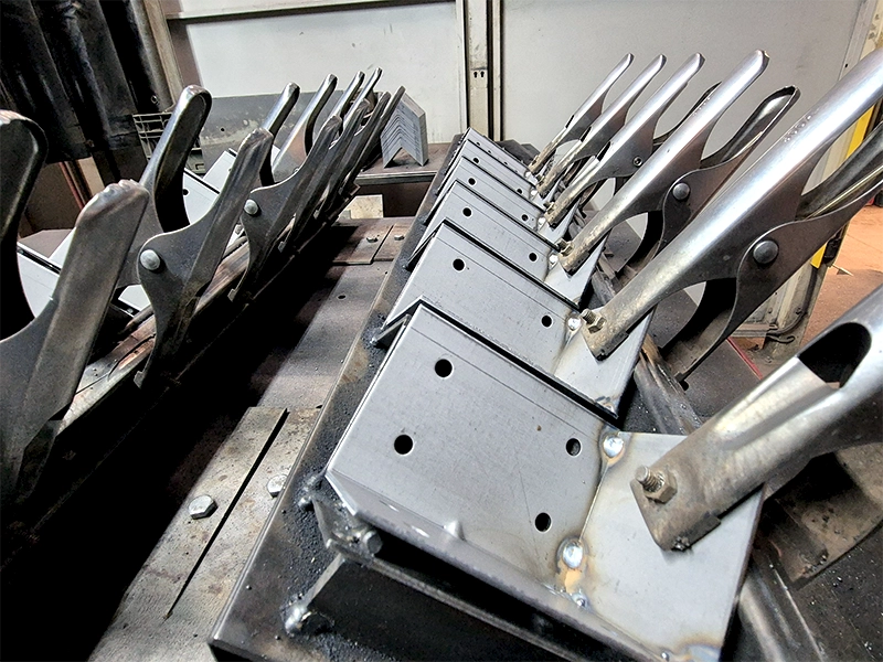 produkcja akcesoriów metalowych do mebli